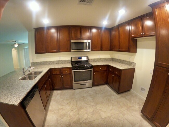 Foto del edificio - 895 Creekview St