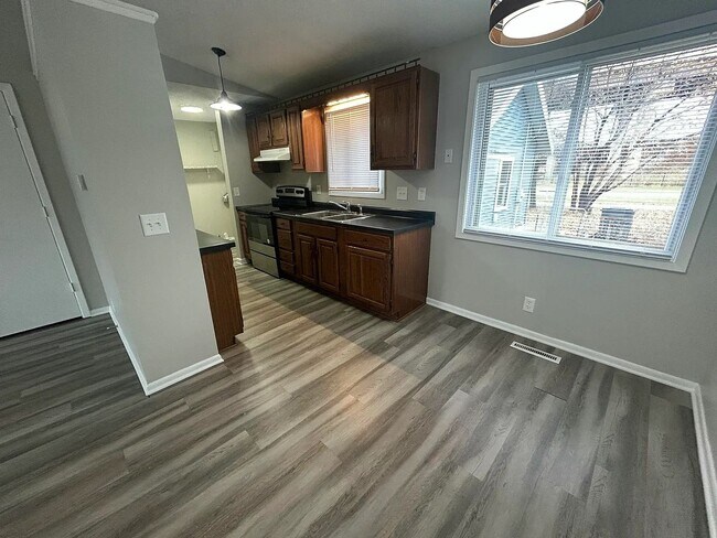 Building Photo - Updated 3 Bed / 2 Bath Home – Council Bluffs – $1,495/mo