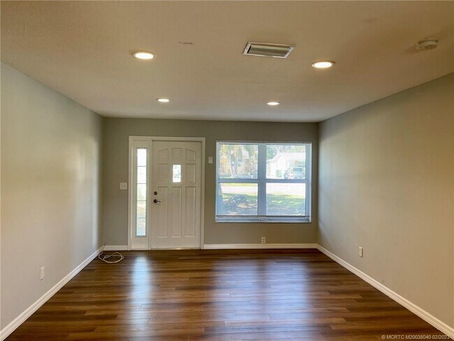 Building Photo - 409 SE Parkway Dr