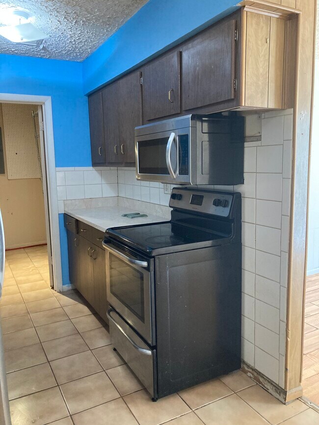 Kitchen - 11 6th Ave