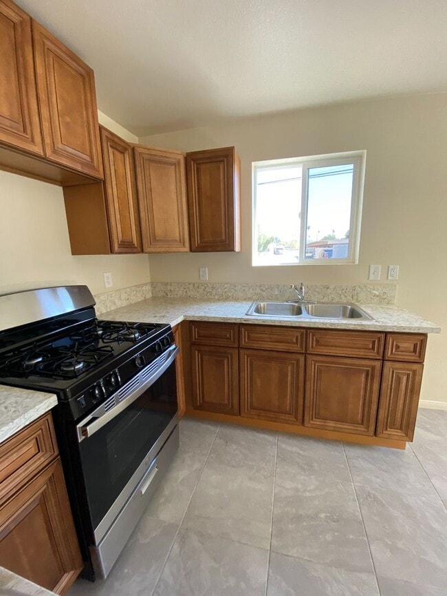 Foto del edificio - 574 Holt Ave