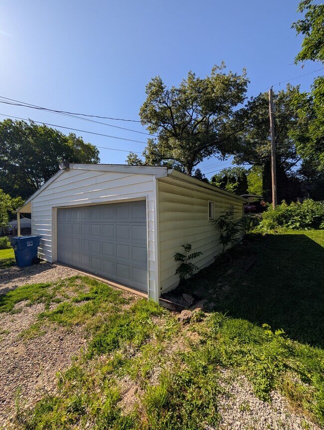 Foto del edificio - Affordable Moline Apartment in a Prime Quad Cities Location!