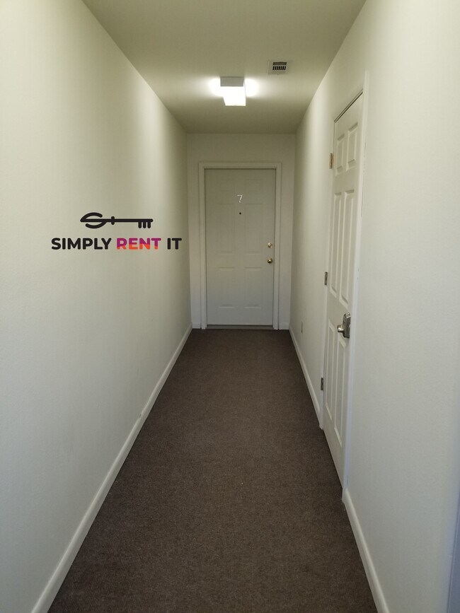 Foto del edificio - 1 Bedroom Downtown Roland, Private Entrance