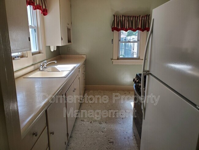 Building Photo - 916 5th Ave N