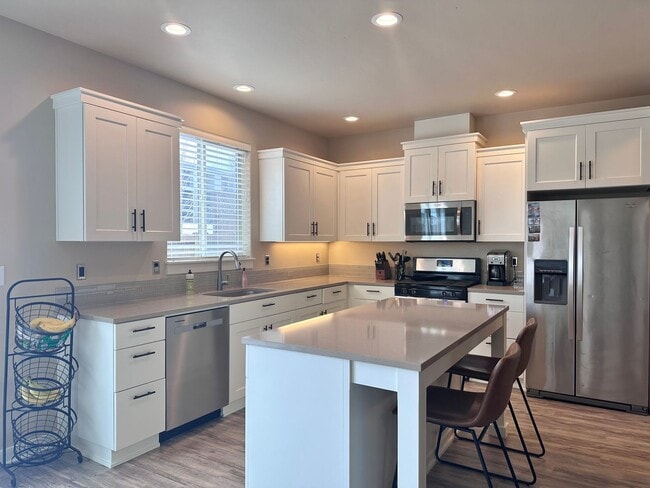 Building Photo - Beautiful 3 Bed, 2.5 Bath in Bend!