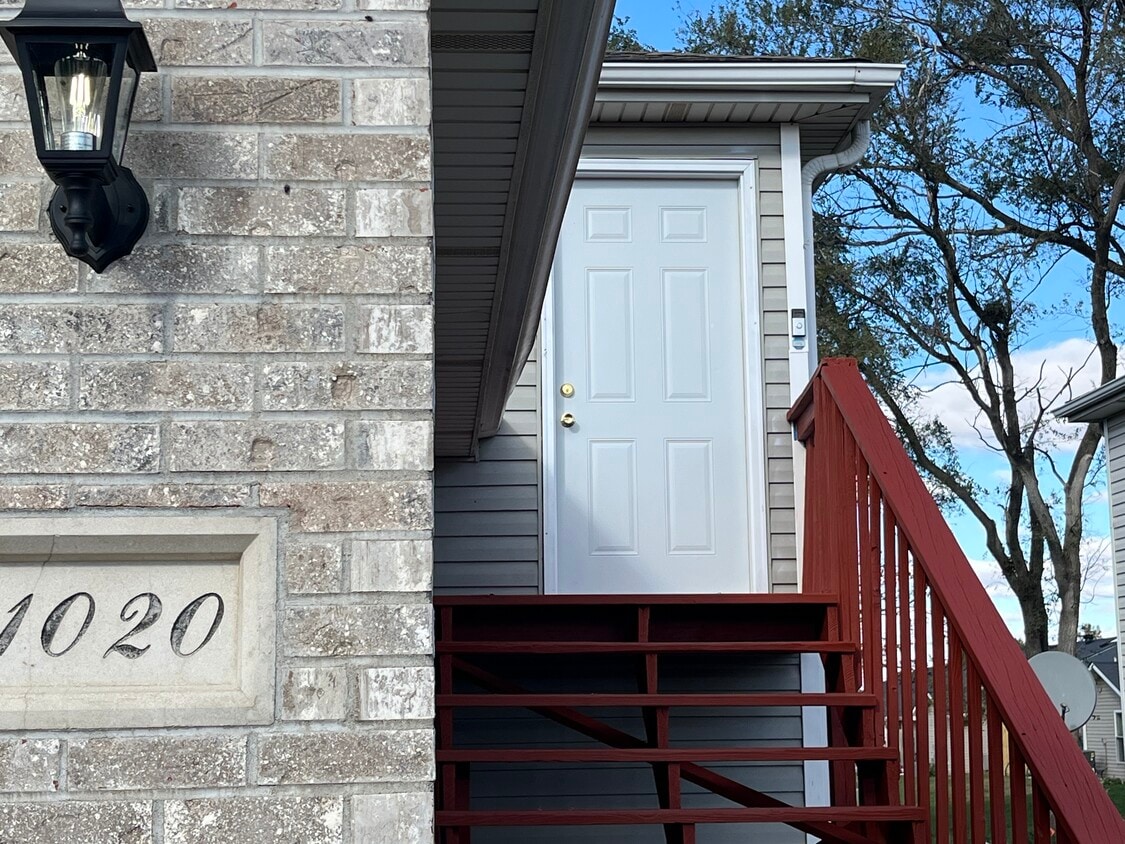 Primary Photo - 1010 Michelle Ct