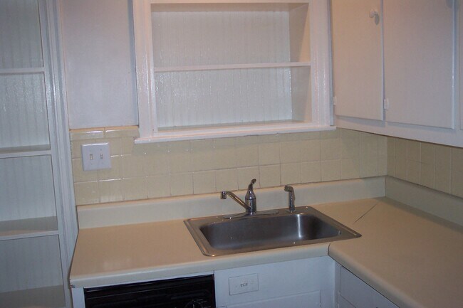 Building Photo - 2004 Beechwood Ave