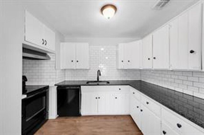 Building Photo - NEWLY RENOVATED 3 BEDROOM, 2 BATH HOME - S...