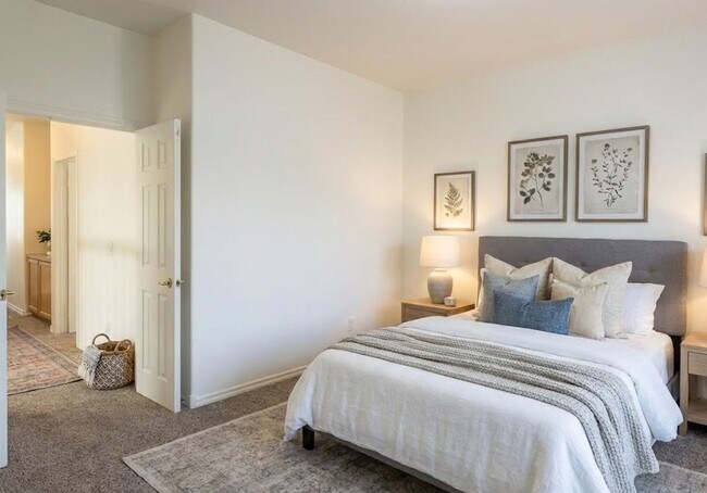 Foto del edificio - SUMMERLIN HOME WITH 5 BEDROOMS (INCLUDE SOME UTILITIES)