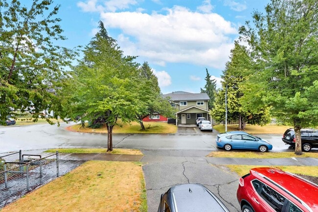 Building Photo - Spacious 7-Bedroom Family Home in Quiet Surrey Neighborhood with Excellent Amenities