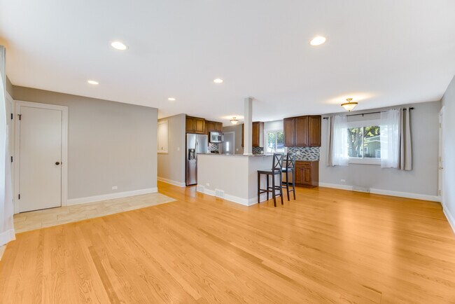 Building Photo - 879 E Holly Way