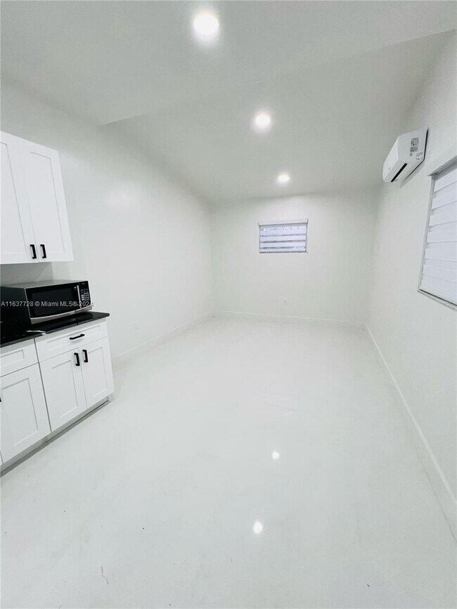 Foto del edificio - 651 SW 67th Ave