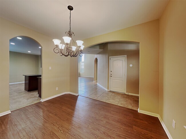 Foto del edificio - 6815 Hunters Way Ln
