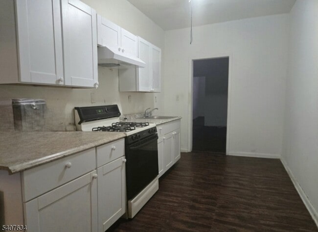 Building Photo - 528 Valley Brook Ave