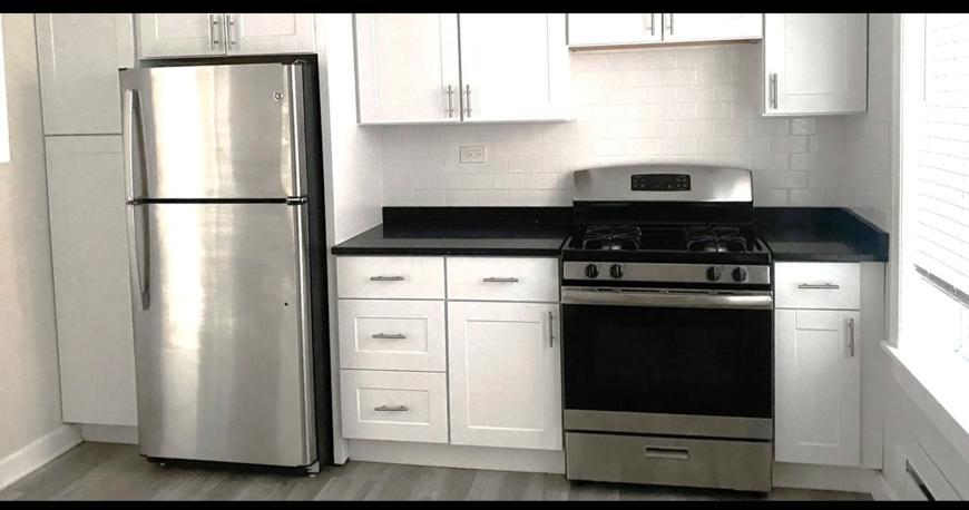 Foto principal - 1 bedroom in Chicago IL 60657