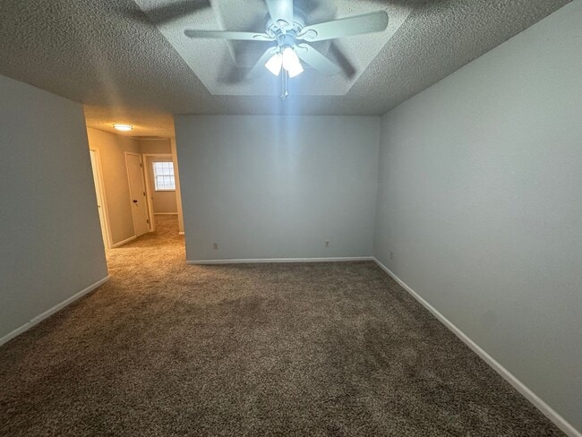 Foto del edificio - 2BR 1BA Triplex • Private Backyard in Downtown Smithville