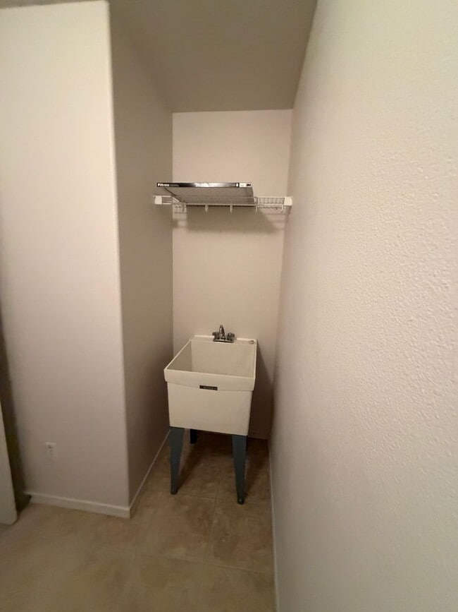 Building Photo - New paint & carpet! 2 bed 2.5 bath + bonus room townhome