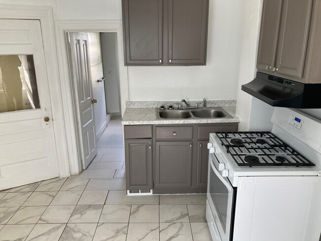 Kitchen Range - 12087 Saint Aubin St