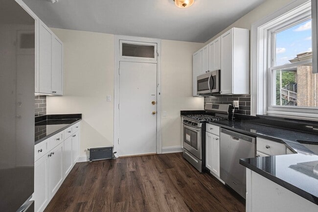 Building Photo - 2712 W Winnemac Ave