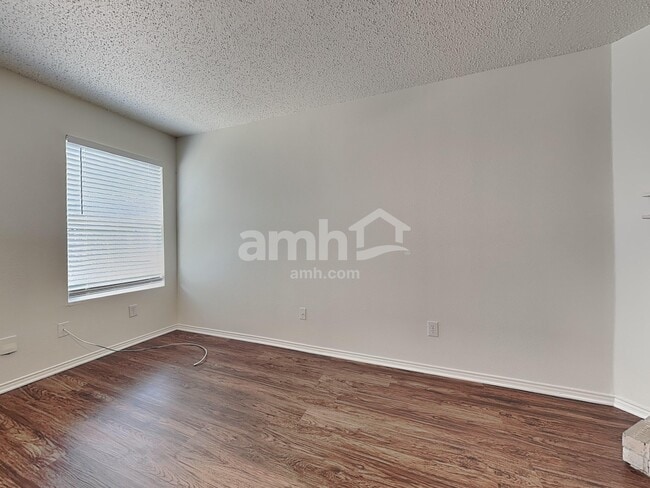 Foto del edificio - 4301 Meadowknoll Dr