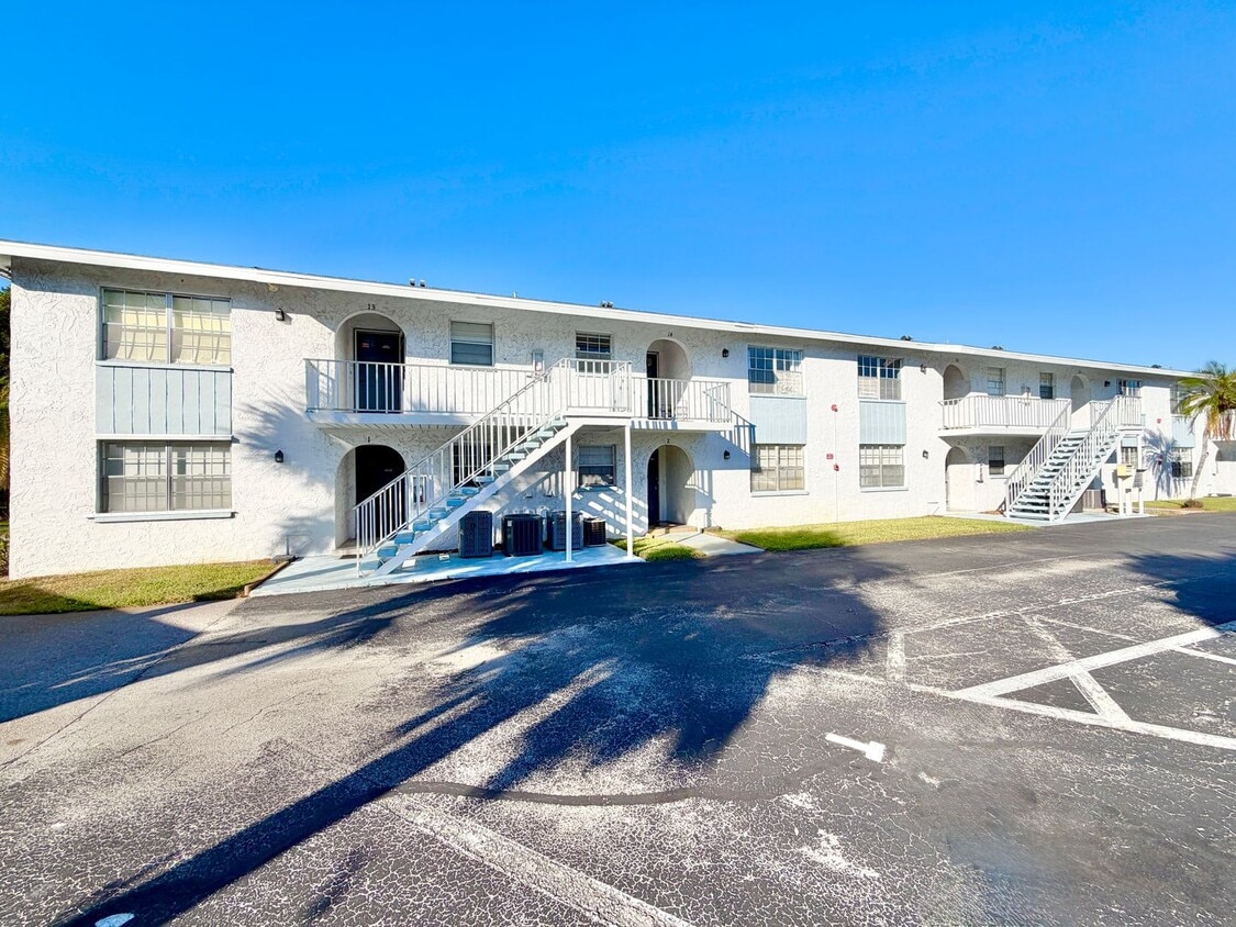 Primary Photo - ** SOUTH NAPLES ** 2 BED / 2 BATH - CONDO - GREAT LOCATION! - ANNUAL RENTAL