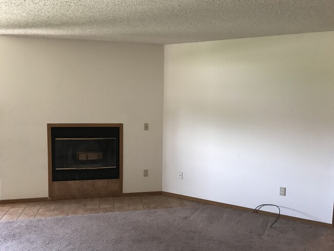 Building Photo - 2 Bedroom 2 Bathroom duplex with 2 car gar...