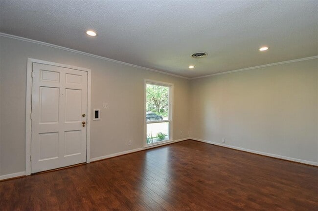 Building Photo - 3607 Blue Bonnet Blvd