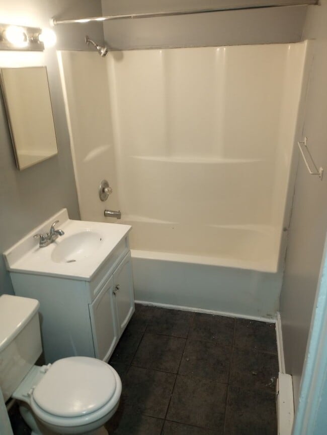 Building Photo - 2 BEDROOM DUPLEX LOCATED NEAR NEW YORK ST ...