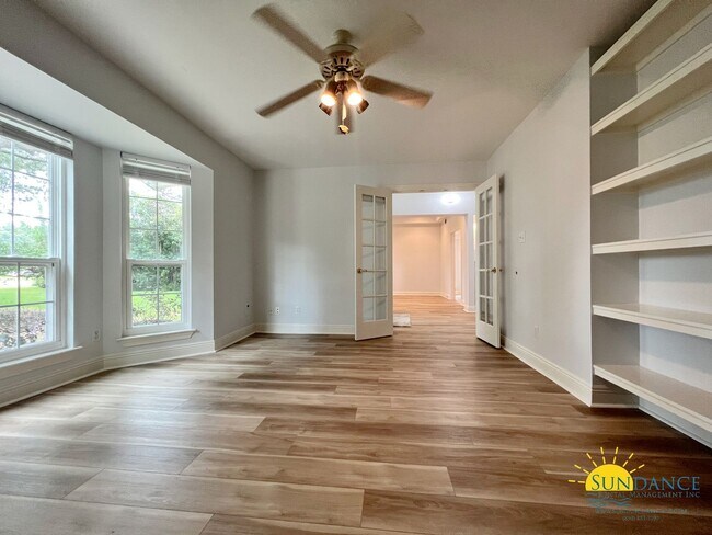 Building Photo - Stunning 4 bedroom 4 bath Waterfront home ...