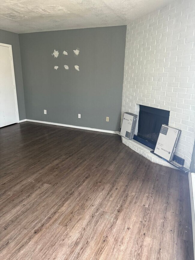 Building Photo - 2 bed, 2-1/2 bath