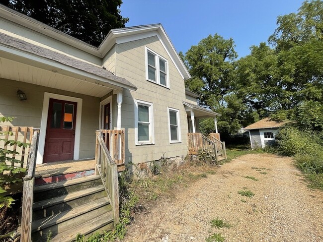 Building Photo - Remodeled 3 bedroom home Kalamazoo!