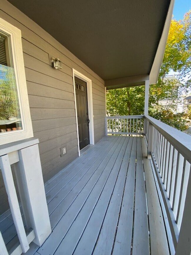 Foto del edificio - $2,095 / Charming 3 bedroom 2.5 bath Home in Prime Location