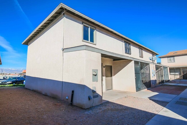 Building Photo - Cute 2 Bedroom Townhouse