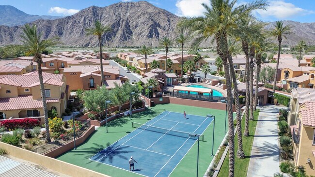 Foto del edificio - 52233 Rosewood Ln