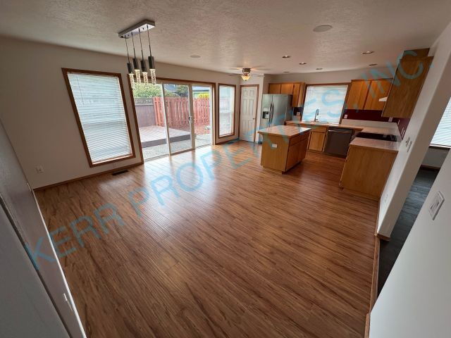 Building Photo - 14989 SE Sedona Dr