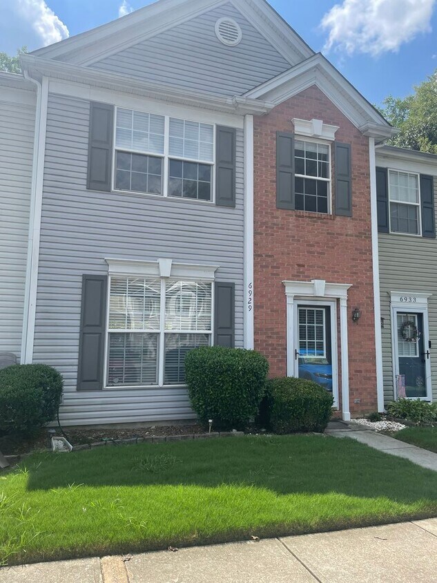 Foto del edificio - Spacious Townhome in Prime South Charlotte...