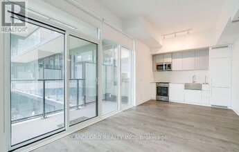 Building Photo - 270 Dufferin St