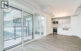 Building Photo - 270 Dufferin St