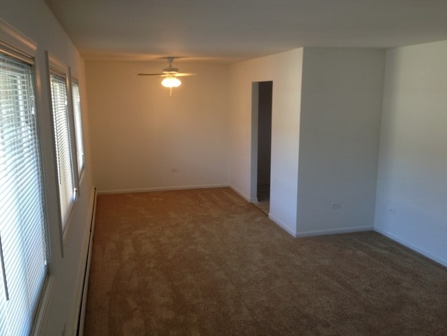 Living Room - Meade Court Apartments