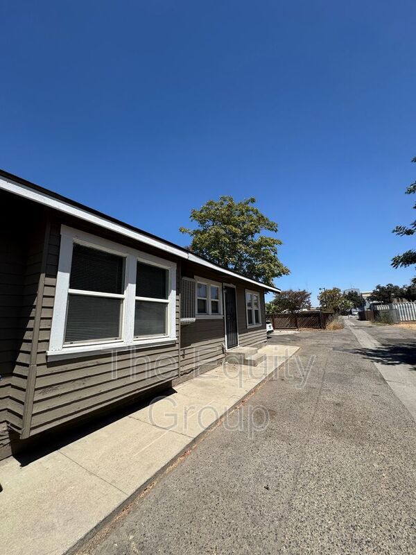Building Photo - 435 N Redington St