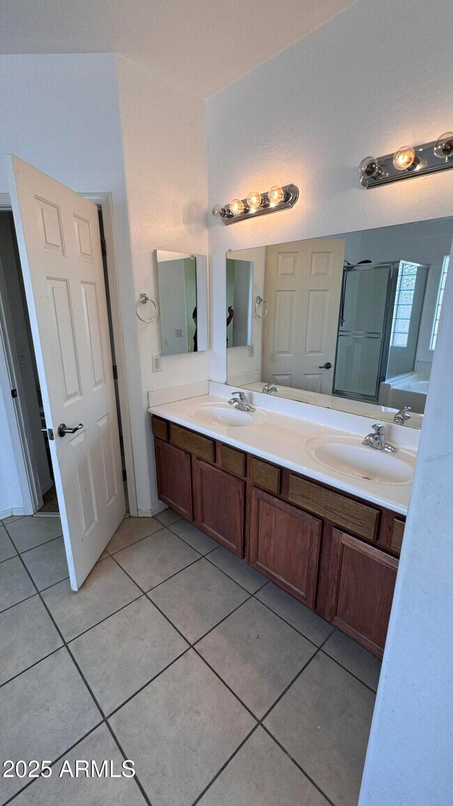 Foto del edificio - 8771 W Nicolet Ave