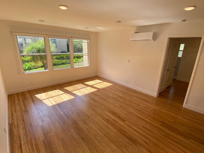 Foto del edificio - 3320 Rowena Avenue, Unit A
