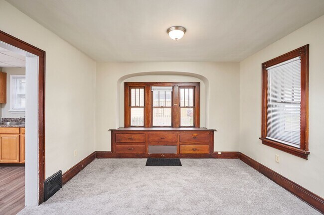 Building Photo - Beautifully remodeled 3 bed 1 bath colonia...
