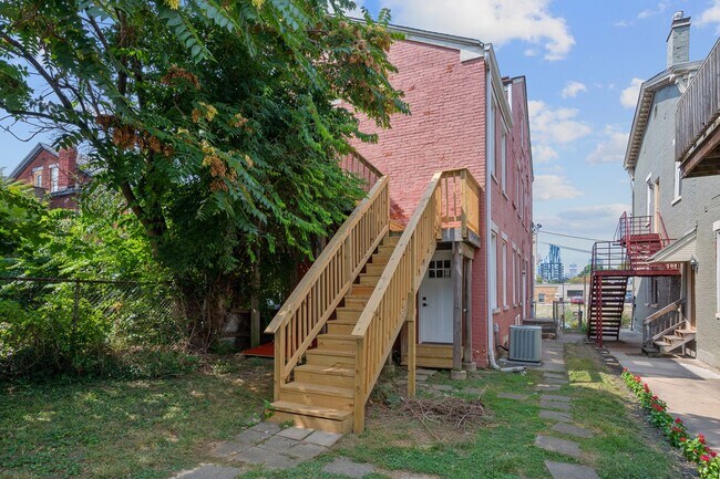 Building Photo - 105 E 8th St