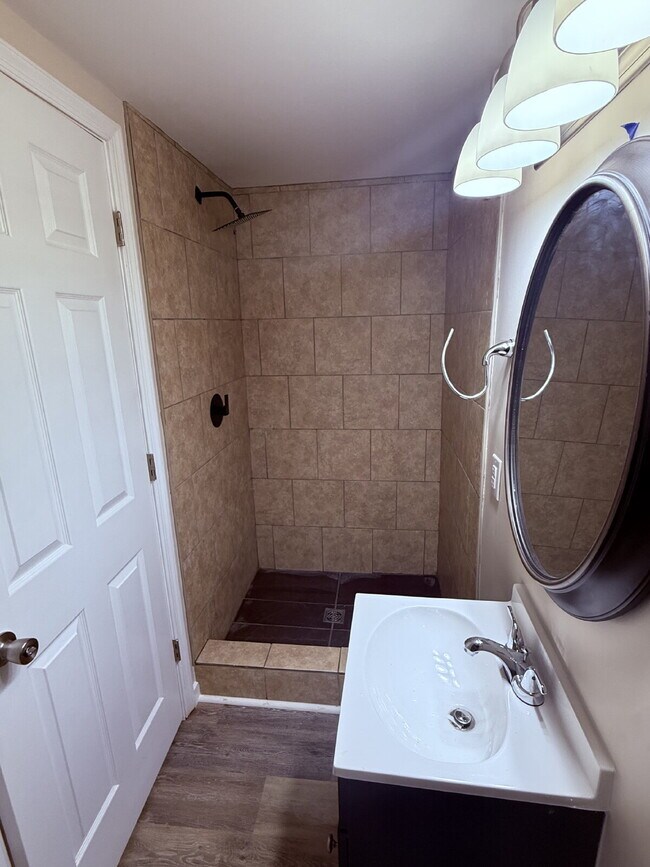 Foto del edificio - Stand Alone Home - Newly Redone Interior 3 Bedroom 2 Bathroom Corner lot near Virginia Lynchburg ...