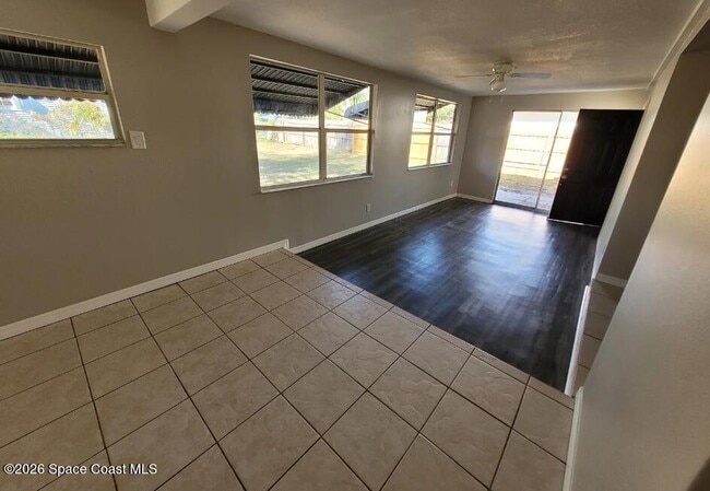 Building Photo - 1525 Cambridge Dr