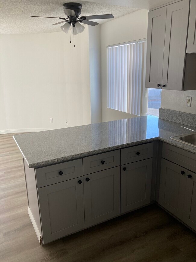 Foto del edificio - 2041 S Pacific Ave