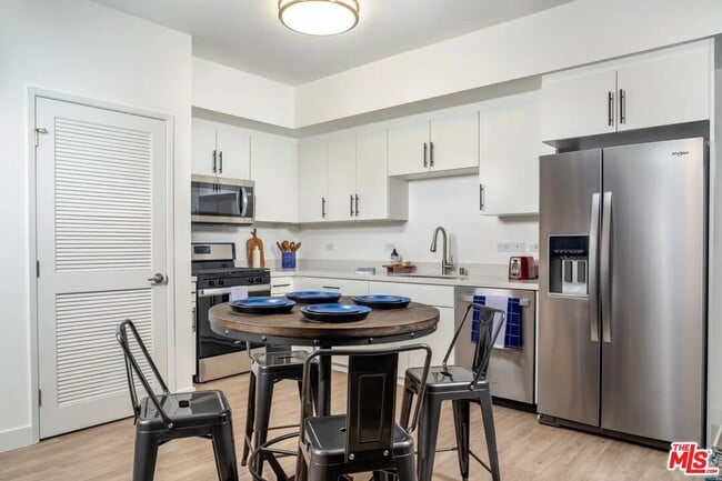 Building Photo - 10568 Gateway Prom