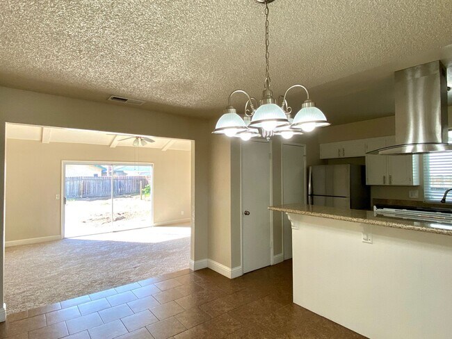 Foto del edificio - $2,200 Gettysburg & Minniewawa, 3 Bedroom - Across From Tarpey Elementary