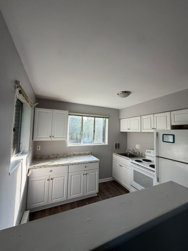 Building Photo - Heart of Laurel unit 12